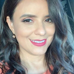 Meet your Posher, Claudia